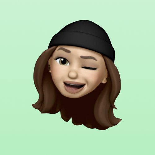 هوي لطيف ورائحة القهوة تملأ السوق القديم. مشيت بين الصخور القديمة كأنها منحوتة