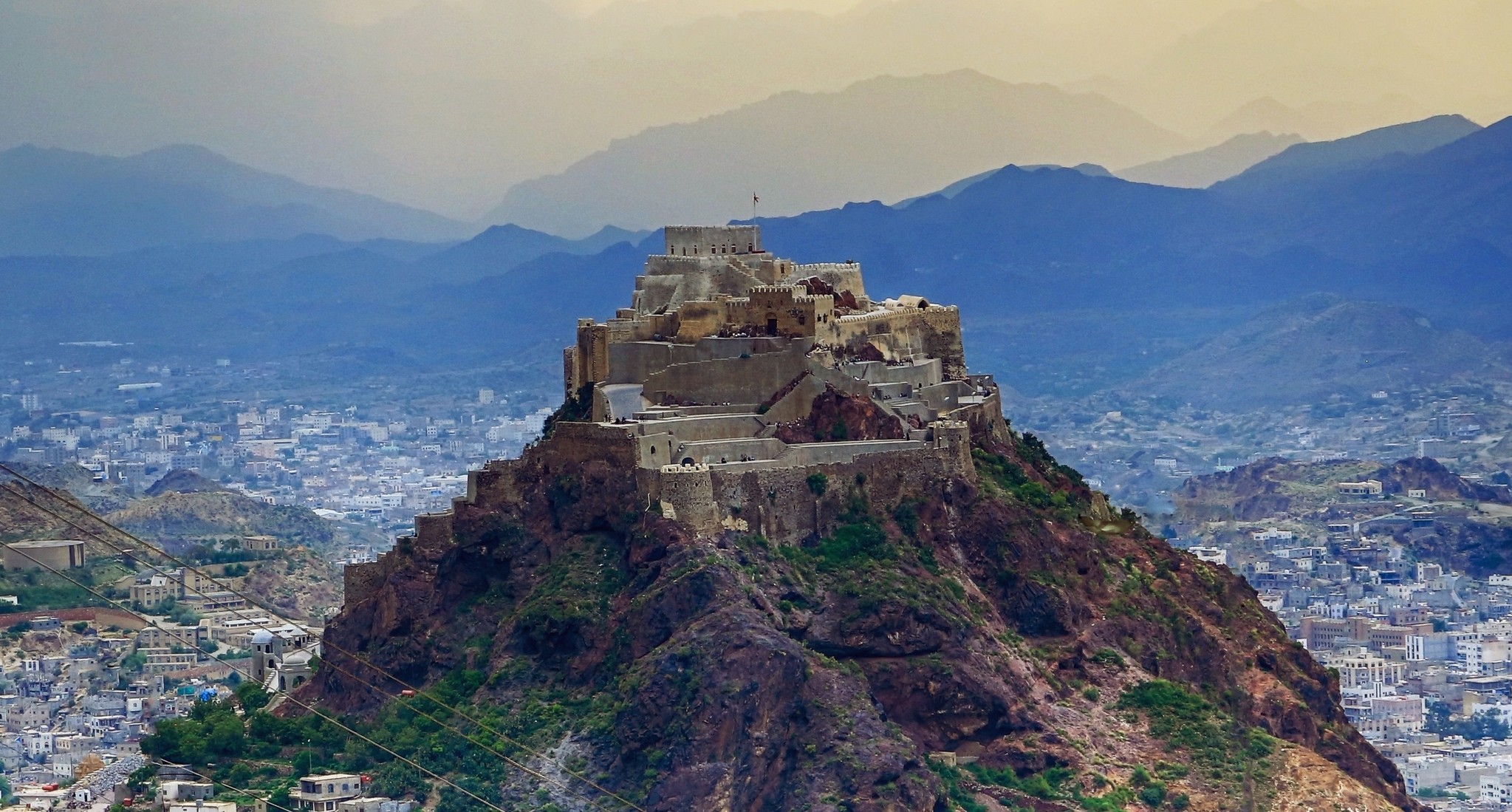 قلعة القاهرة.. أسطورة صخرية تحرس تعز منذ ألف عام