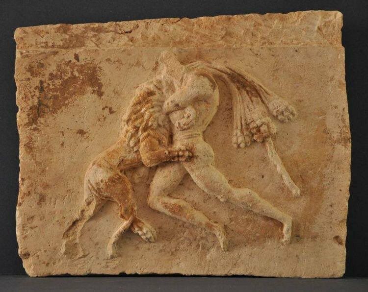 لوحة حجرية كلسية منحوتة تجسد محاربًا يمنيًا في صراع مع أسد، عُثر عليها في هجر عبدان – حيد حنة بمحافظة #شبوة، وتعود إلى القرن الثالث أو الرابع الميلادي.