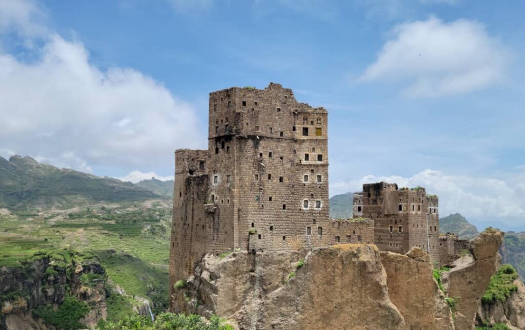 هل بناه الجن؟ أسرار حصن شامخ يطل على هاوية!