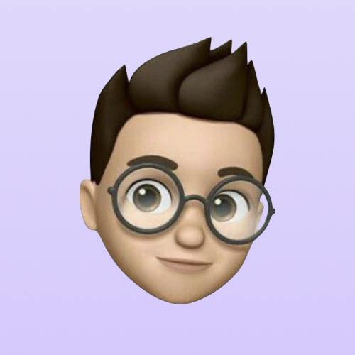 هوي لطيف ورائحة القهوة تملأ السوق القديم. مشيت بين الصخور القديمة كأنها منحوتة